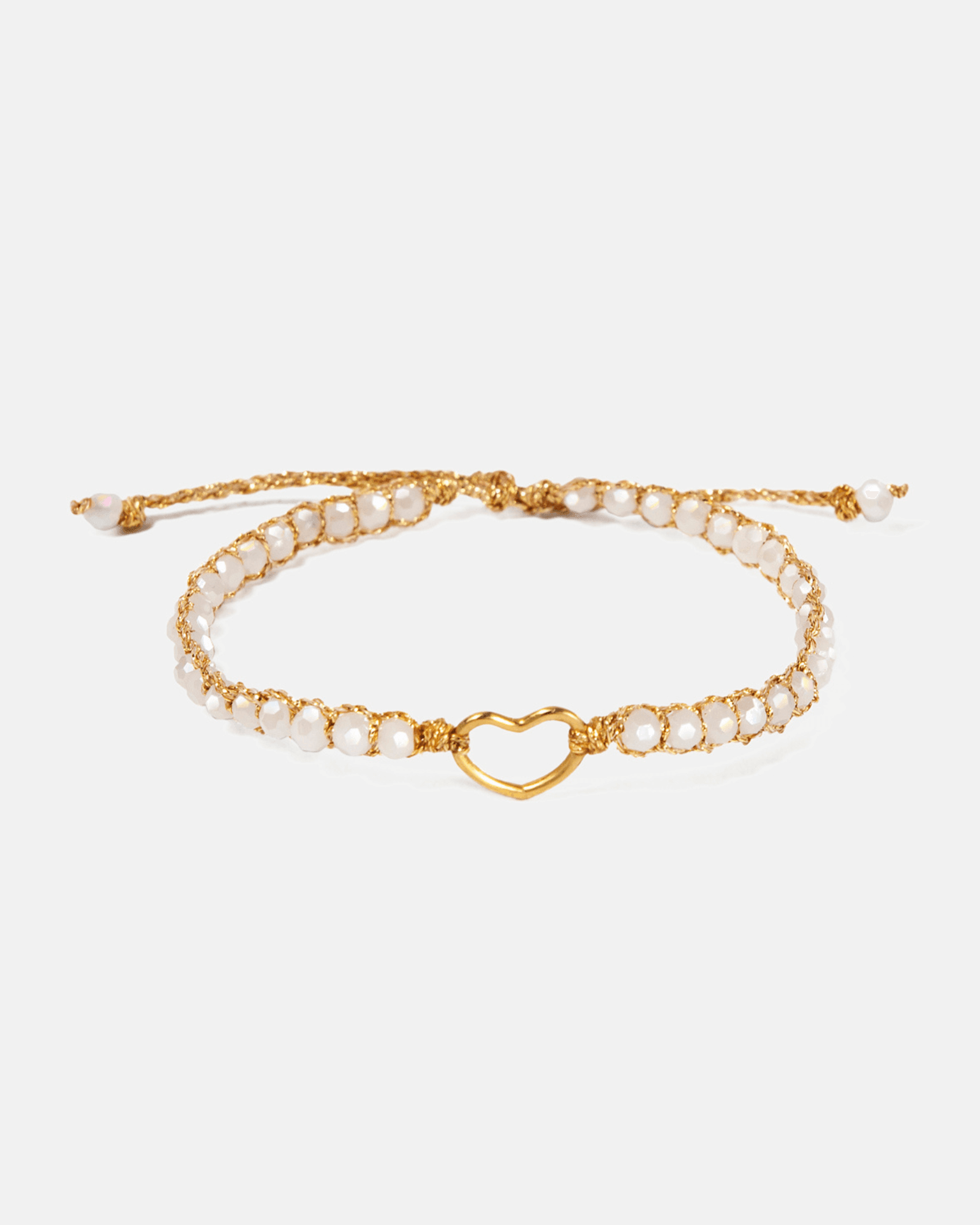 White/gold kids beaded bracelet with a gold heart on a white background