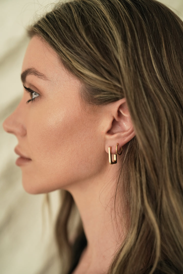 Found of Nusands Emily Micari, side profile wear 18k gold rectangle earring