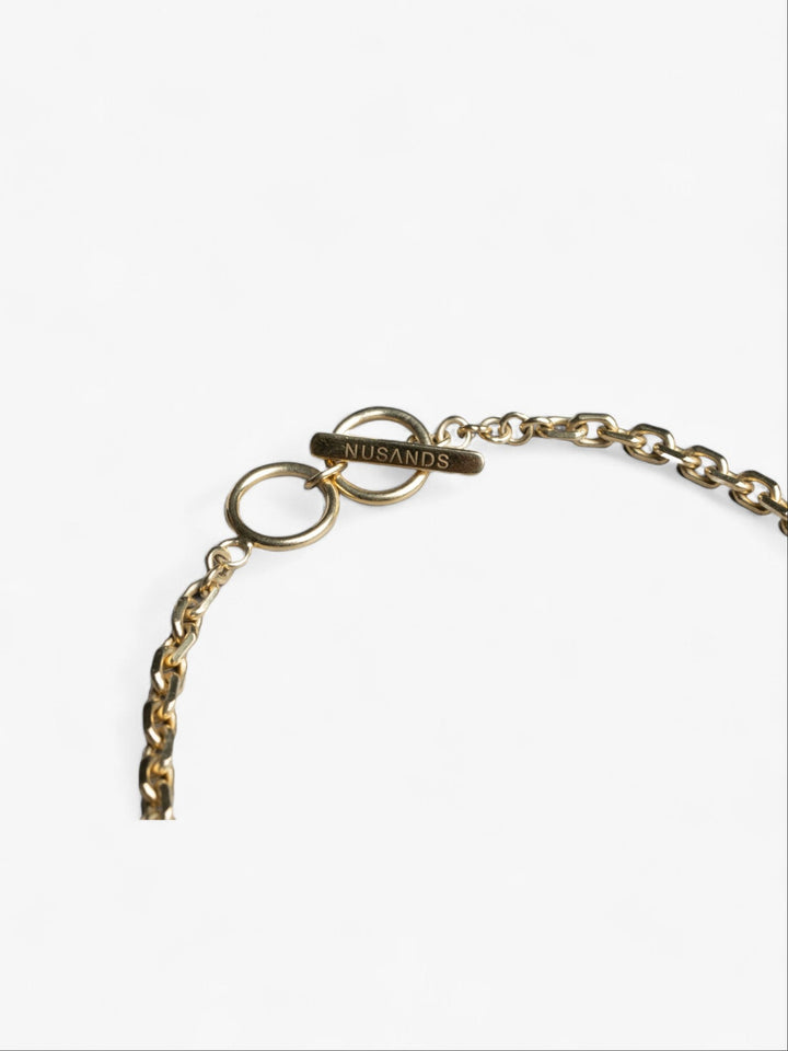 thick 18k gold link style necklace chain close up view on nusands branded clasp link.