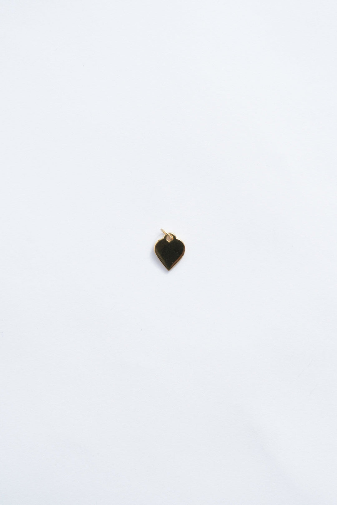 18K gold heart necklace charm zoomed out